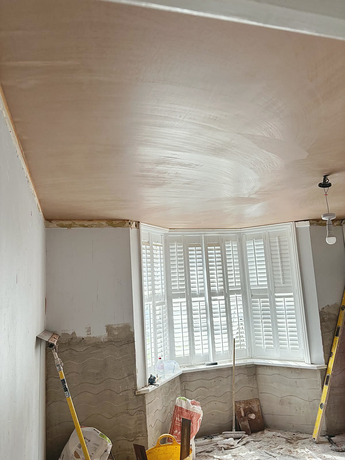 Bay-window room: ceiling skimmed