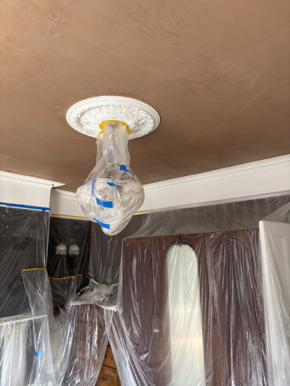 Skimmed ceiling around a ceiling rose