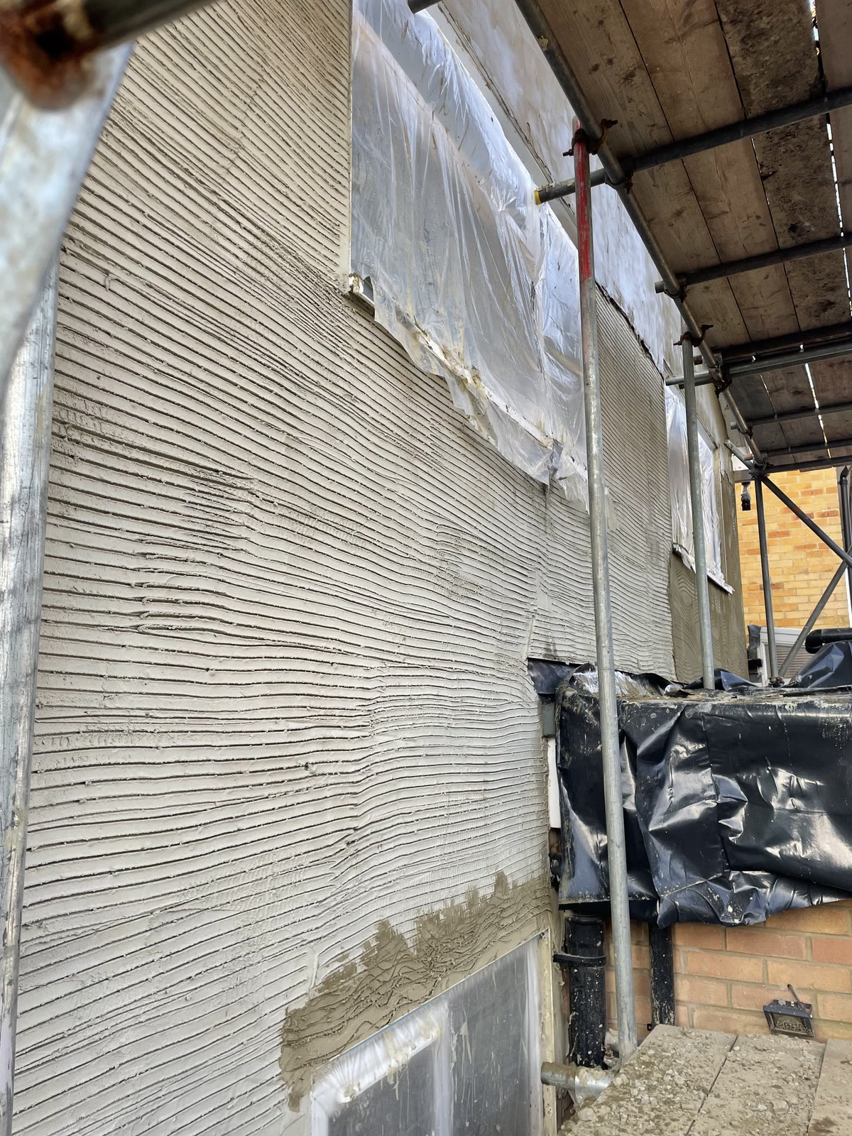 Scratch coat on an external wall