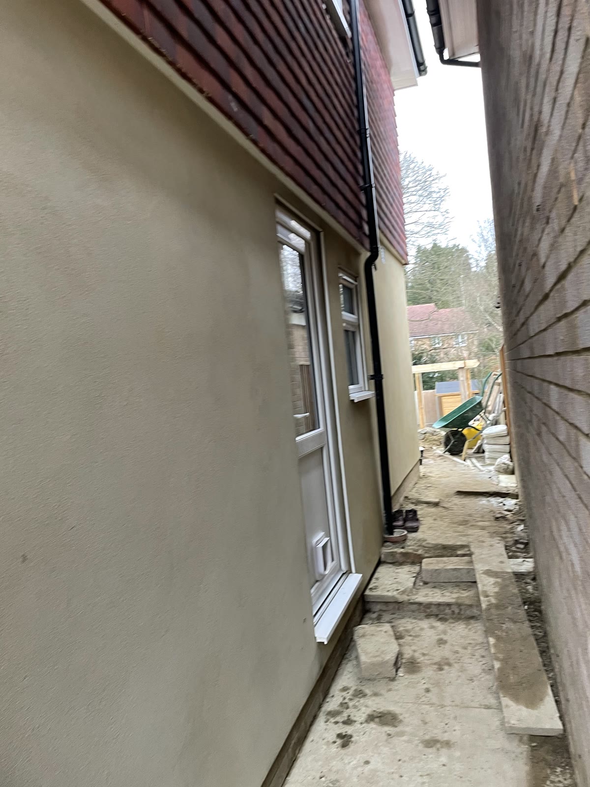 Rendered side wall along a side passage